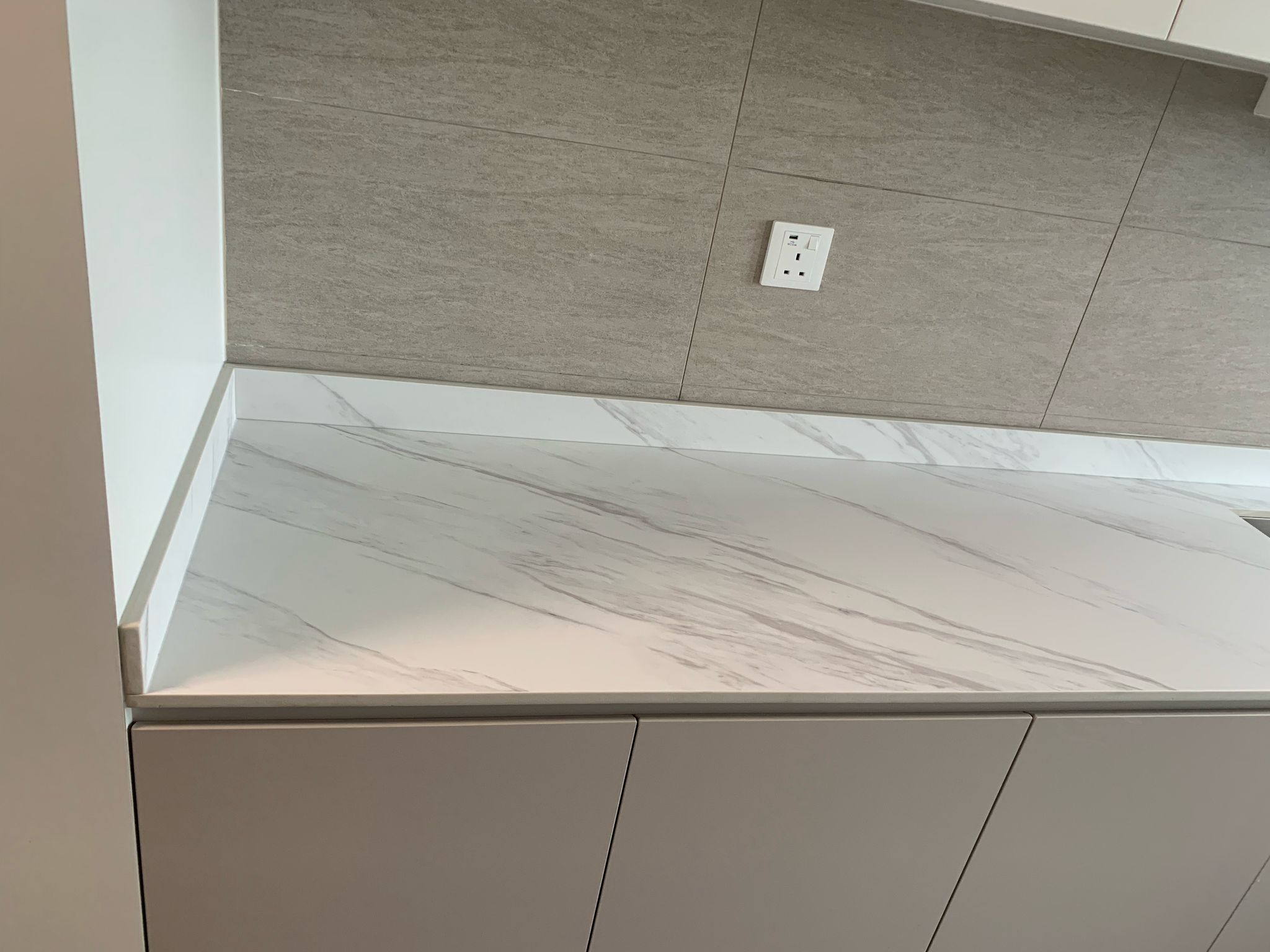 HDB kitchen quartz top and backsplash