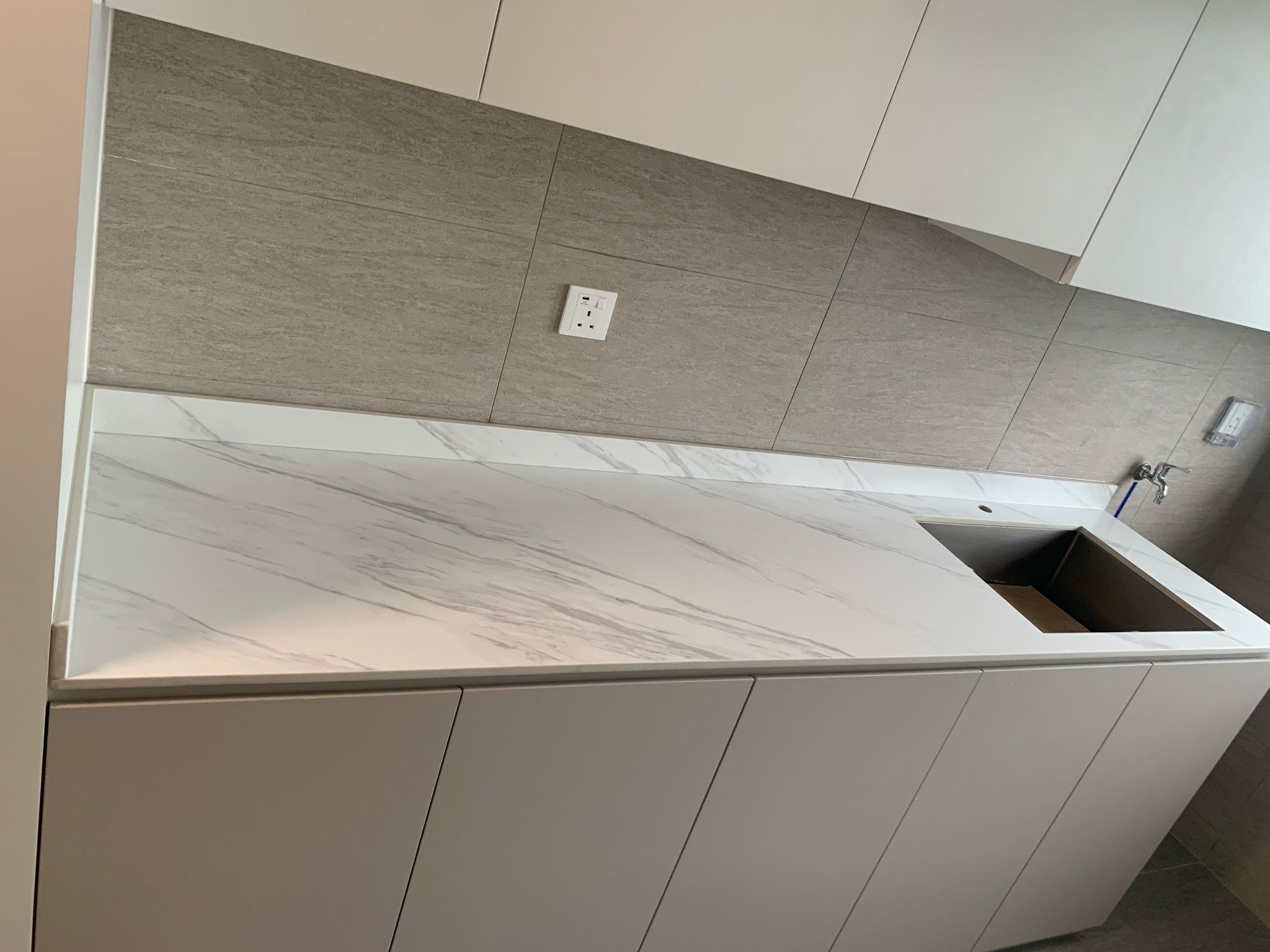 Quartz kitchen cabinet with under-mount sink