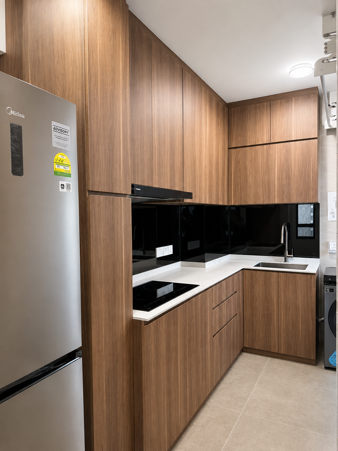 HDB kitchen with quartz top and glass backsplash