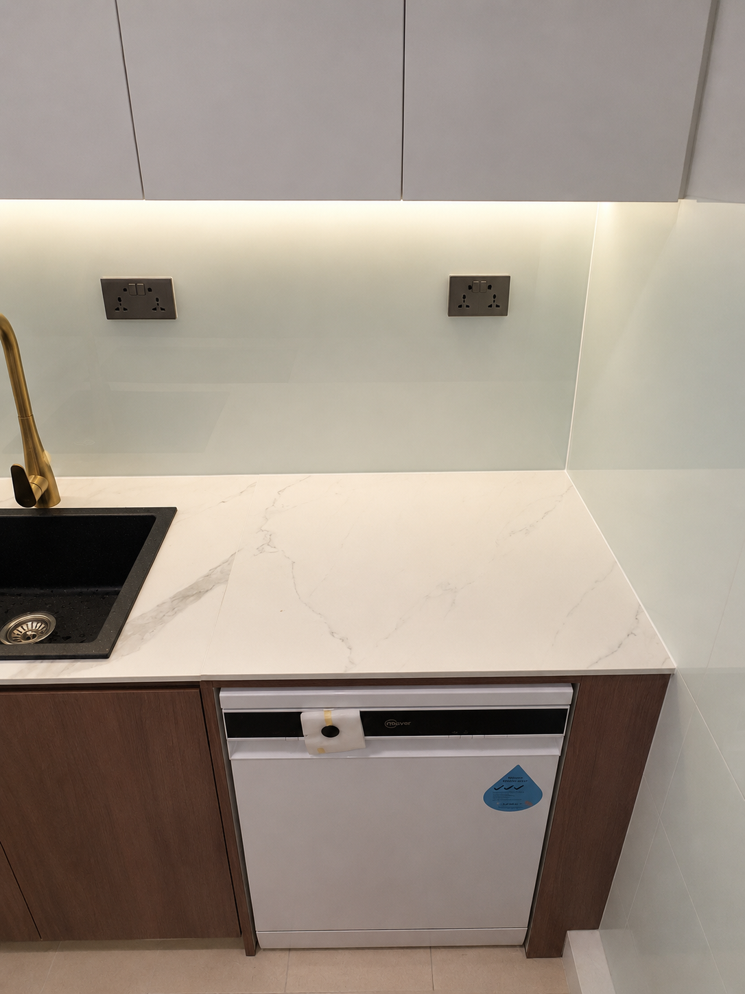 White quartz countertop