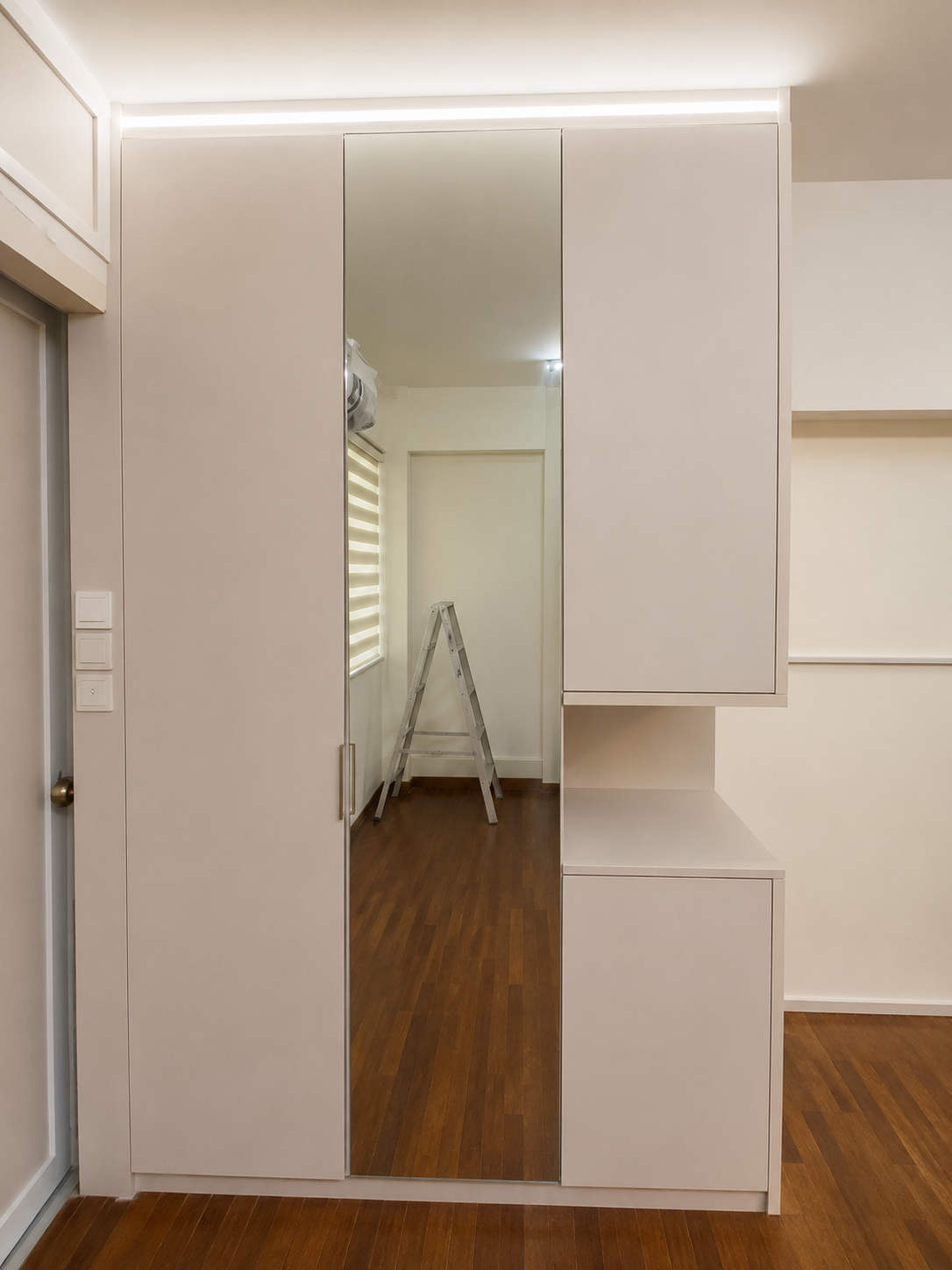 Wardrobe with full-length mirror door